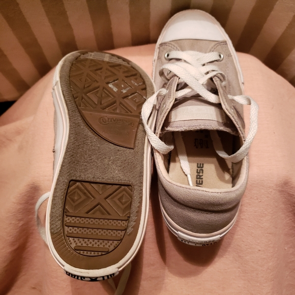 EUC CTAS Jr. classic low top kicks in khaki (Jr. 3) cool puff accent - Picture 3 of 7